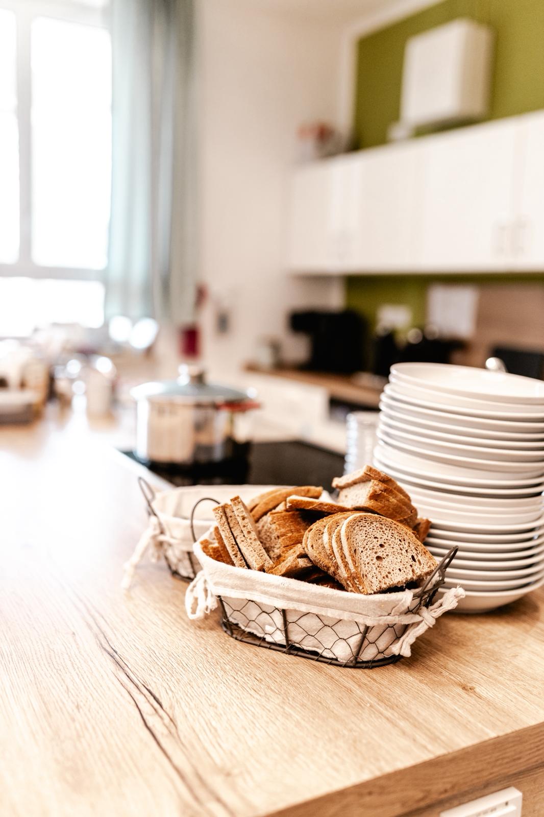 Gedeckter Mittagstisch mit Brot und Geschirr